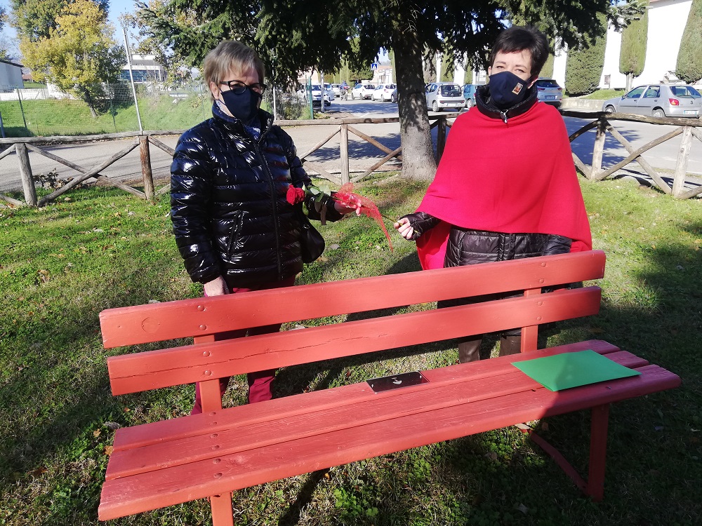 “No alla violenza”, 4 panchine rosse e un mazzo di rose inatteso