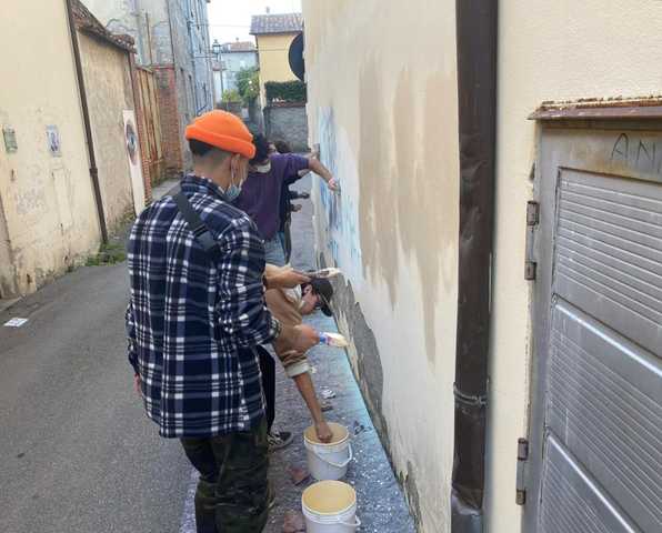 “Mani” di vernice contro gli atti vandalici